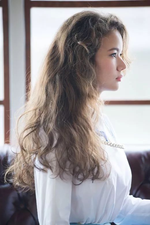 今年秋冬流行什么女生发型 2025秋冬流行发型女