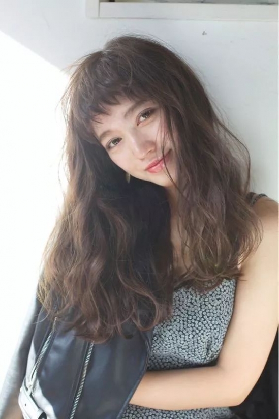 今年秋冬流行什么女生发型 2025秋冬流行发型女