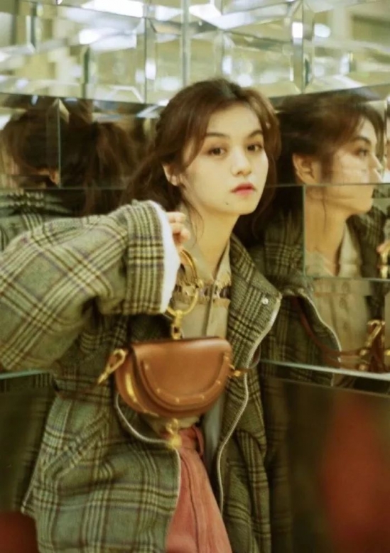 2025秋冬流行什么女生发型 女生冬天剪什么发型好看