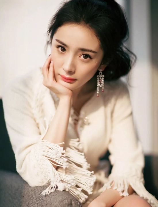 脸大的女生怎么扎马尾