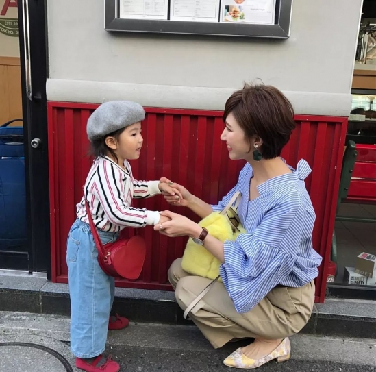 好看的露耳短发发型女