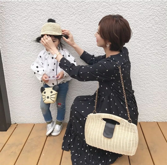 好看的露耳短发发型女