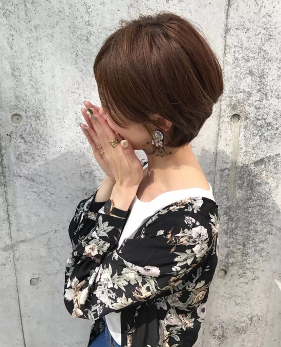 好看的露耳短发发型女