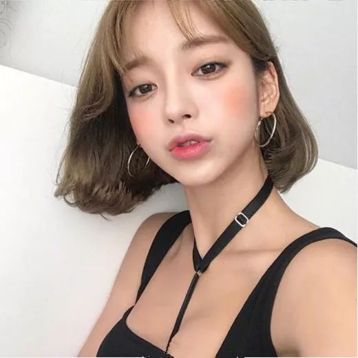 今年流行的短发发型女