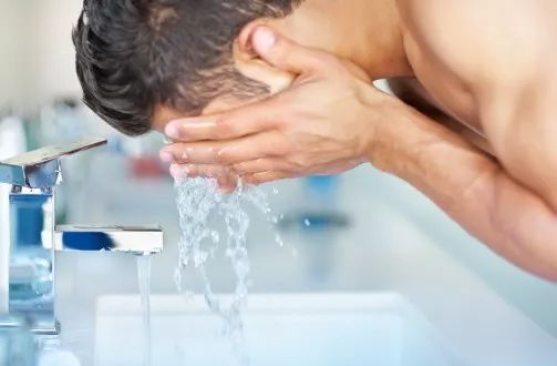 洗脸要用冷水还是温水