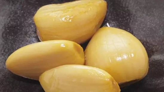 大蒜泡酒的方法如下