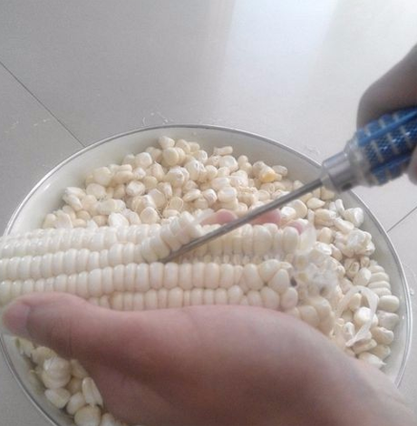 新鲜玉米怎么剥粒 快速剥玉米粒的方法