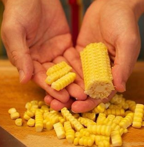 新鲜玉米怎么剥粒 快速剥玉米粒的方法