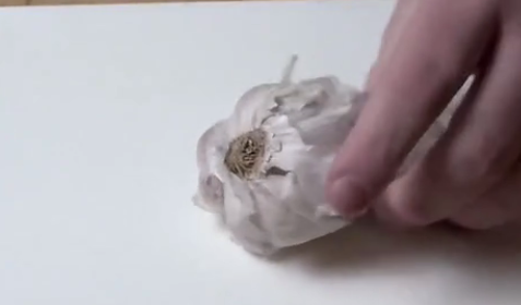 剥大蒜后手指疼怎么办 剥完蒜手指痛该怎么办