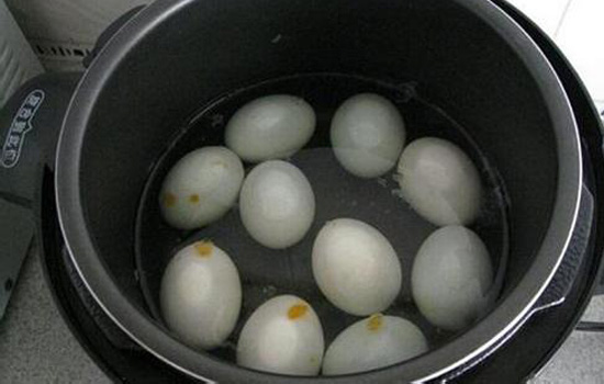 咸鸭蛋没熟能吃吗 咸鸭蛋没有煮熟有毒吗