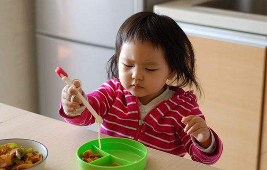 小孩几岁用筷子 小孩什么时候用筷子