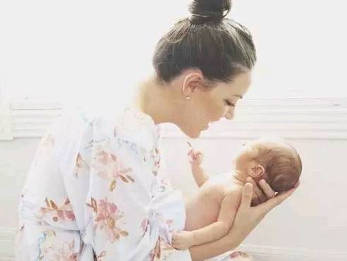 抱婴儿的正确姿势 这些抱婴儿姿势妈妈们都懂吗
