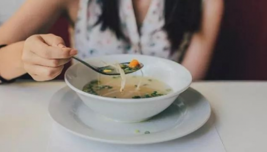 哺乳期的妈妈应该怎么吃 哺乳期间妈妈们要注意这些饮食
