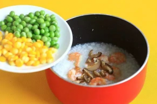 田园鲜虾粥的做法 教你一道月子餐的做法