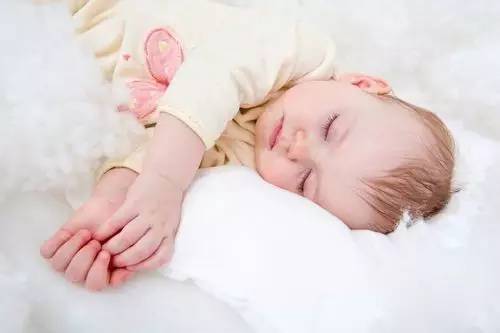 宝宝总是踢被子怎么办 6个解决宝宝踢被子的方法