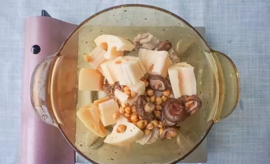 排骨莲藕鹰嘴豆汤的做法 冬天宝宝经常喝它脾胃好