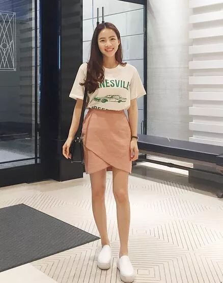 夏天t恤怎么搭配图片