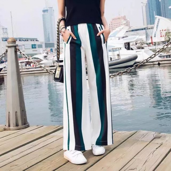 阔腿裤与小白鞋搭配图片