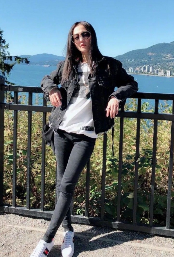 小黑裤怎么搭配衣服