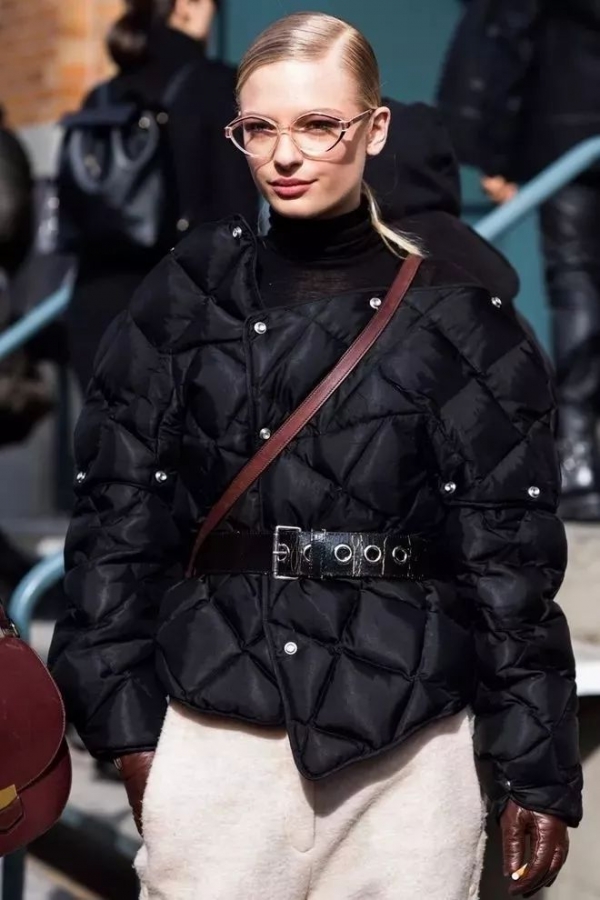 羽绒服黑色内搭什么 羽绒服黑色内搭时髦显瘦错不了