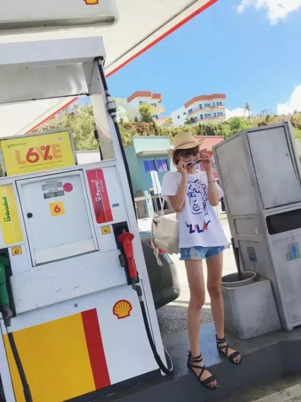 牛仔短裤搭配什么最合适
