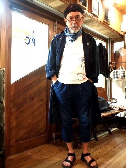蓝色的衣服怎么搭配