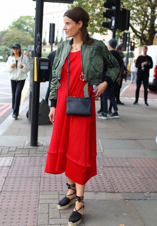 中国红女装 大红色衣服