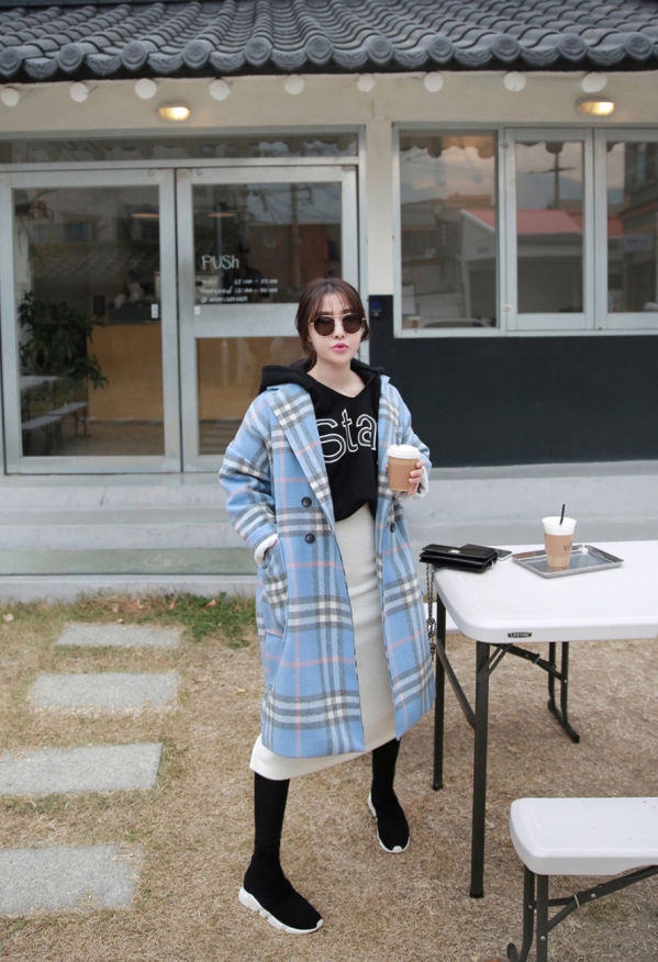 蓝色大衣搭配什么鞋子 蓝色大衣配什么颜色鞋子
