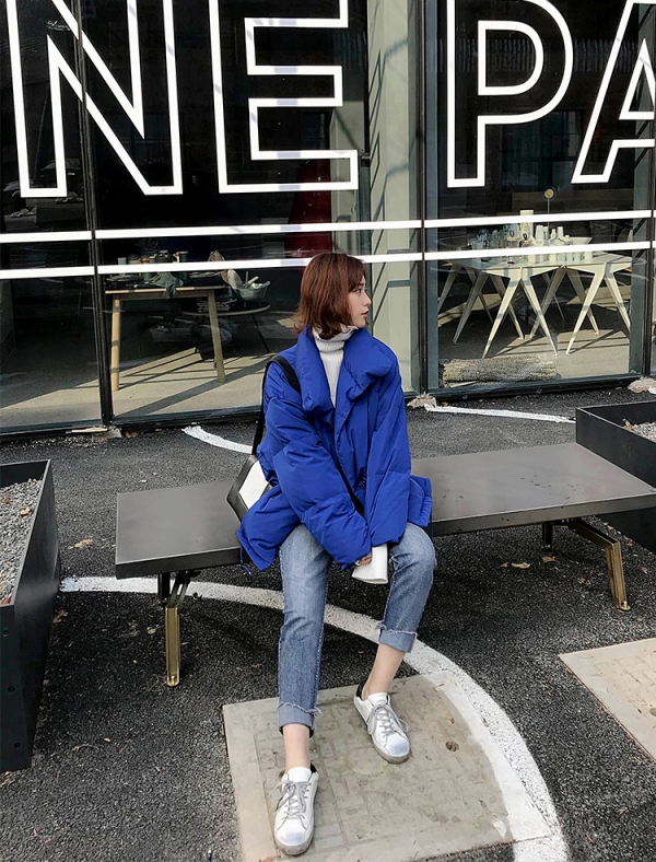 蓝色羽绒服怎么搭配 蓝色羽绒服配什么裤子