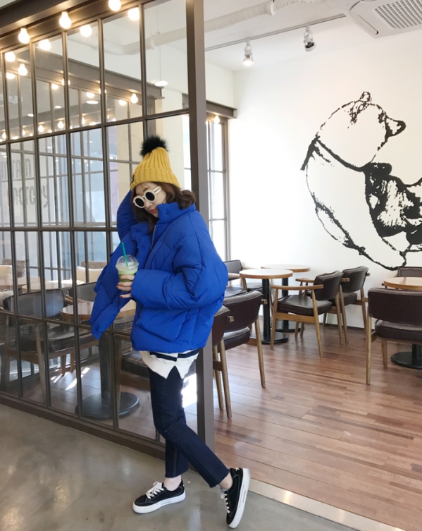 蓝色羽绒服怎么搭配 蓝色羽绒服配什么裤子