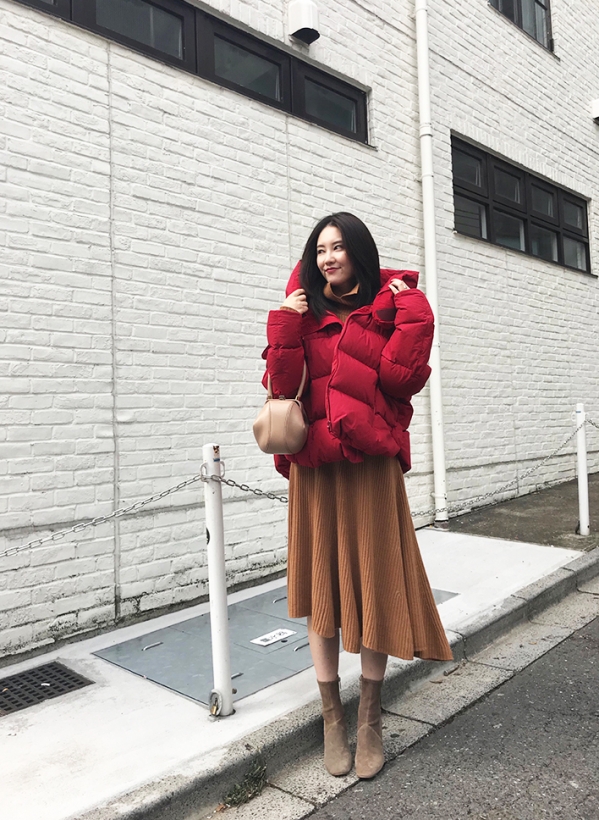 红色羽绒服搭配什么颜色毛衣 红色羽绒服配什么颜色的毛衣