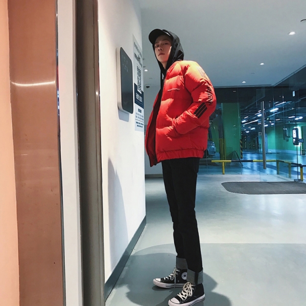 红色羽绒服男 男士红色羽绒服搭配