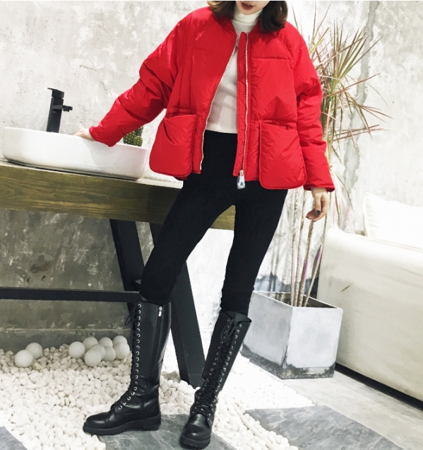 红色羽绒服搭配什么鞋 红色羽绒服搭配什么鞋子