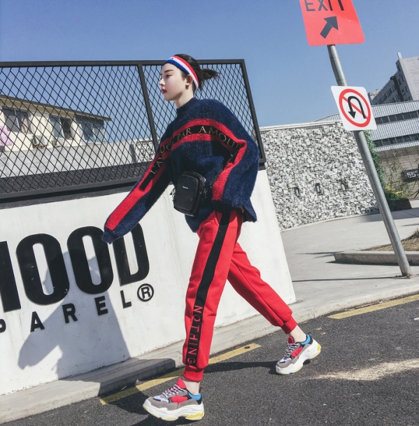 红色裤子配什么颜色上衣 红色裤子搭配什么上衣颜色好看