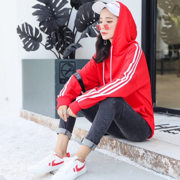 红色卫衣下面配什么 红色卫衣搭配什么裙子