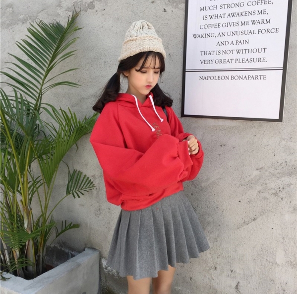 红色卫衣下面配什么 红色卫衣搭配什么裙子