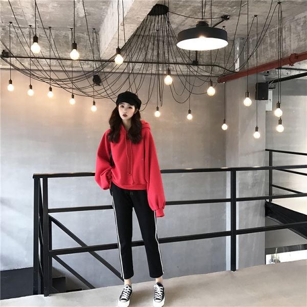 红色卫衣下面配什么 红色卫衣搭配什么裙子