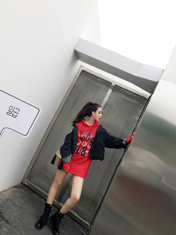 红色卫衣配什么外套 红色卫衣搭配什么外套