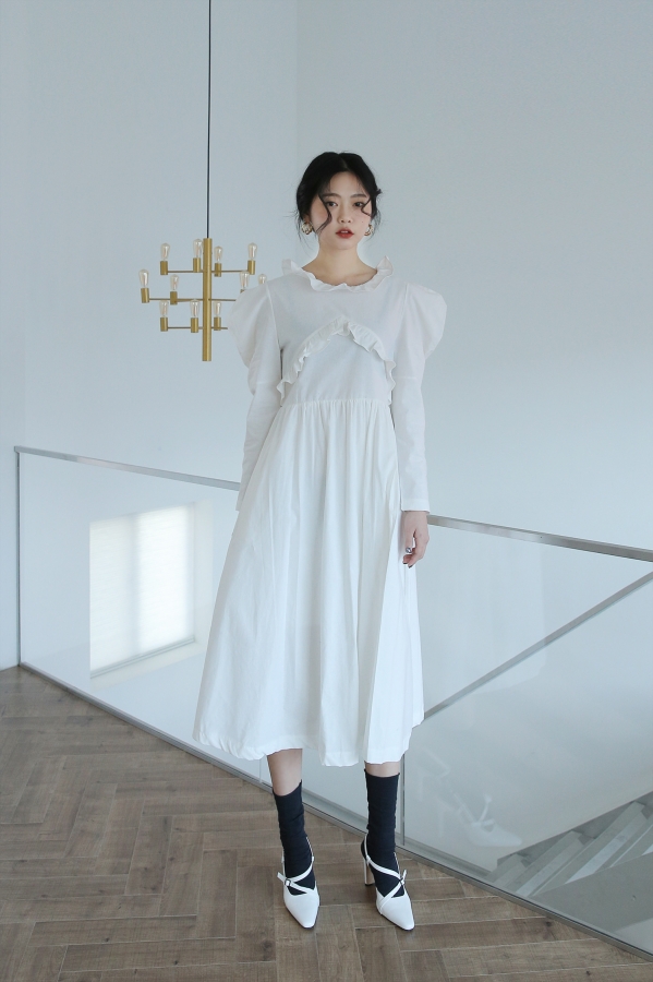 白色连衣裙配什么鞋子 白色连衣裙美女