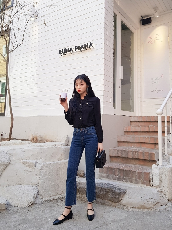 黑色蕾丝上衣怎么搭配 黑色蕾丝上衣的搭配图