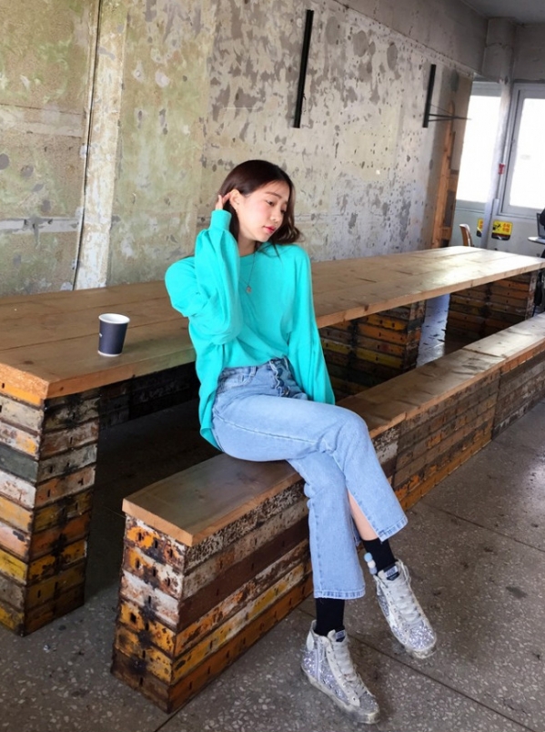 纯色卫衣搭配 纯色卫衣款宽松