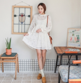 白色蕾丝连衣裙搭配图 白色蕾丝连衣裙美女