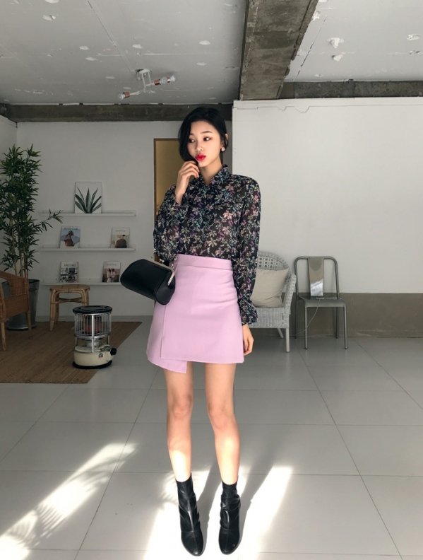 粉色短裙配什么鞋子 粉色短裙美女