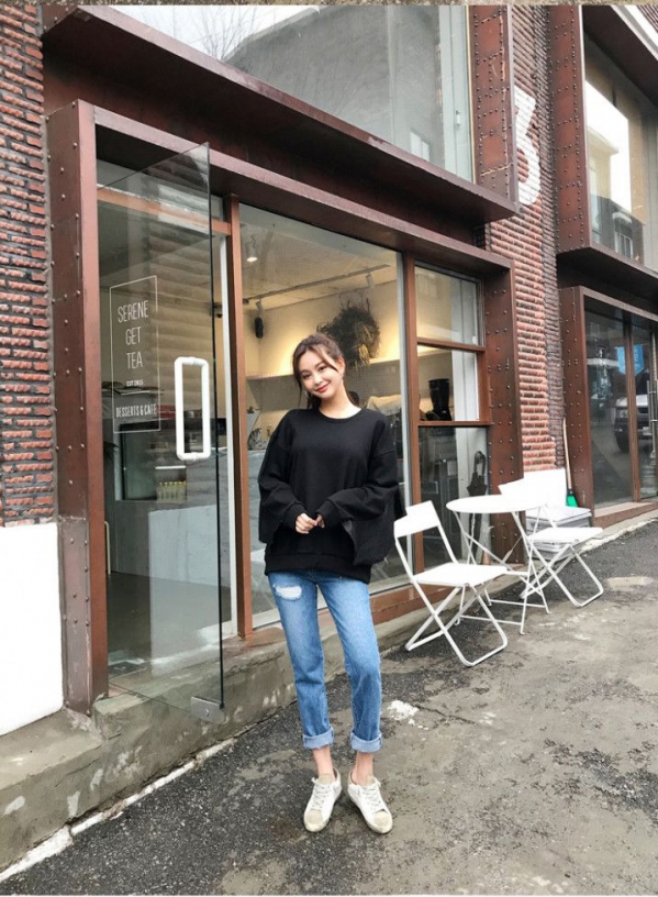 直筒牛仔裤搭配什么上衣 宽松直筒牛仔裤搭配女