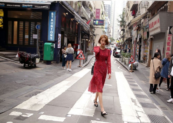 红色连衣裙搭配什么鞋子 红色连衣裙配什么鞋子好看