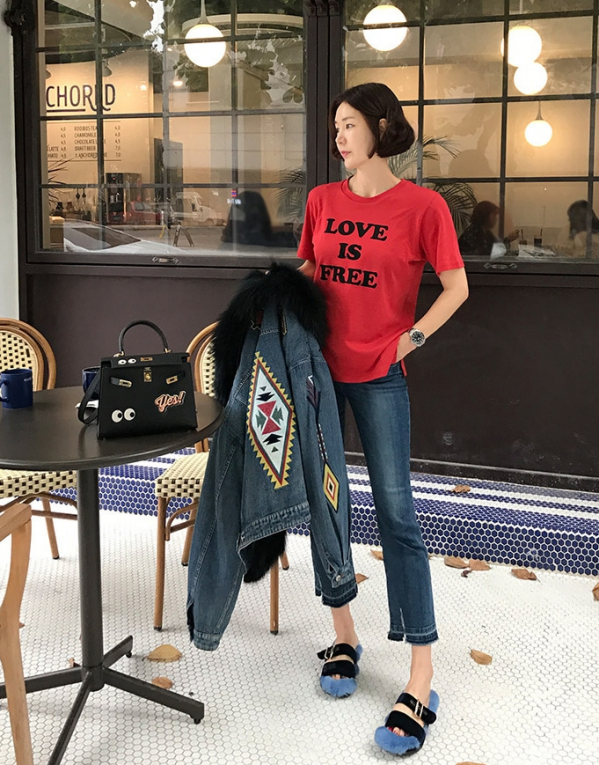 红色T恤衫配什么裤子好看 大红色T恤配什么裤子
