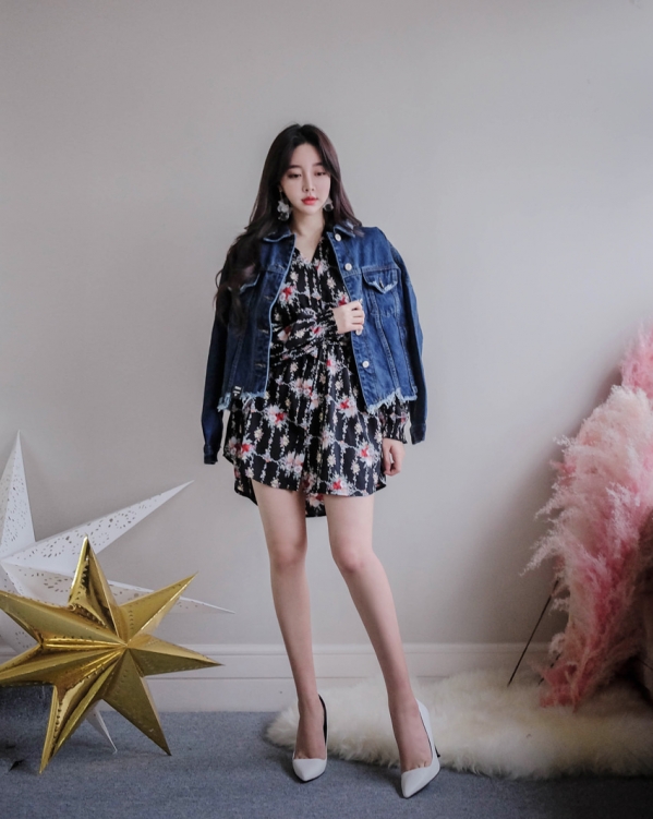 印花连衣裙搭配什么外套 印花连衣裙如何搭配外套
