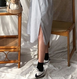条纹连衣裙配什么鞋子 条纹连衣裙配鞋子图片