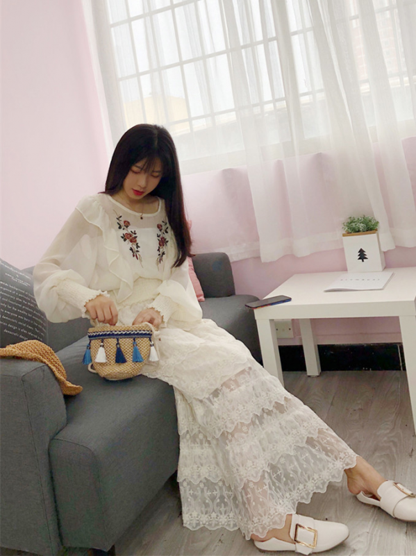 白色蛋糕裙配什么上衣
