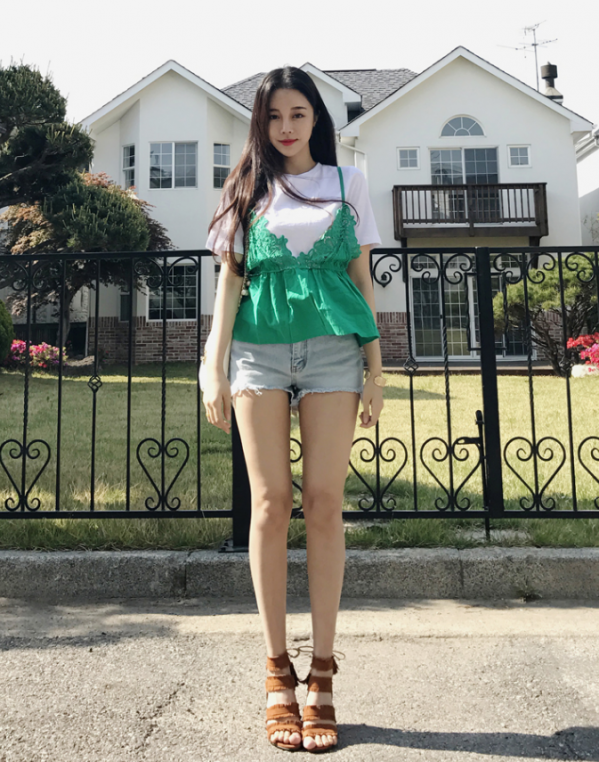 绿色短袖T恤怎么搭配 绿色短袖搭配图片女